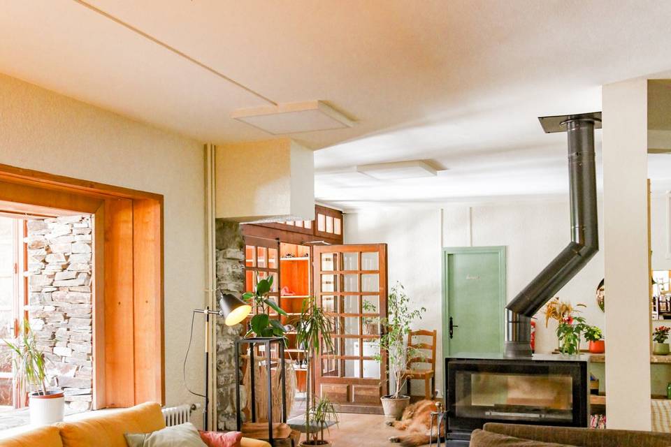 Salon avec poêle à bois