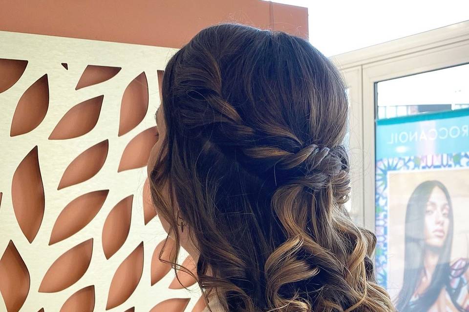 Coiffure bouclée semi attachée
