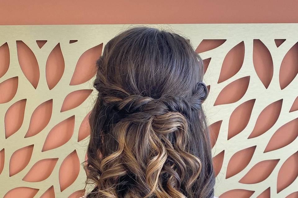 Coiffure bouclée semi attachee