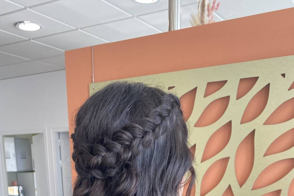 Coiffure bouclée semi attachée