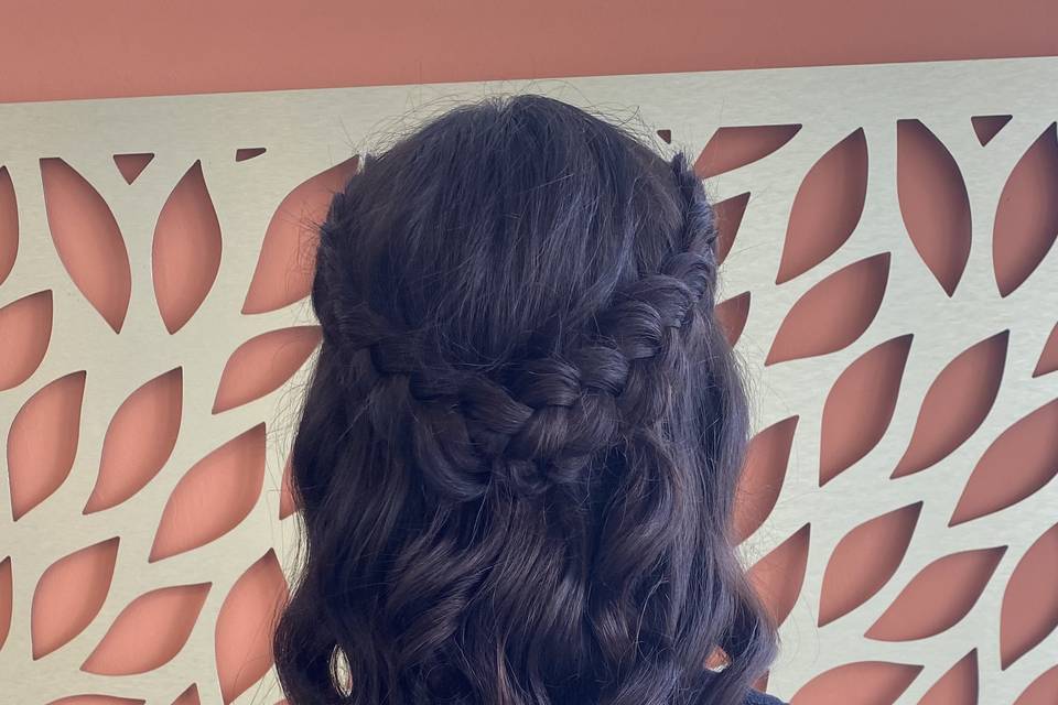 Coiffure bouclée semi attachée
