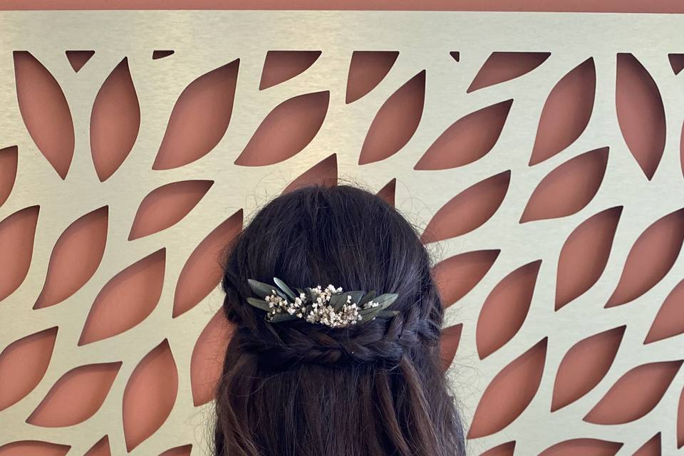 Coiffure bouclée semi attachée