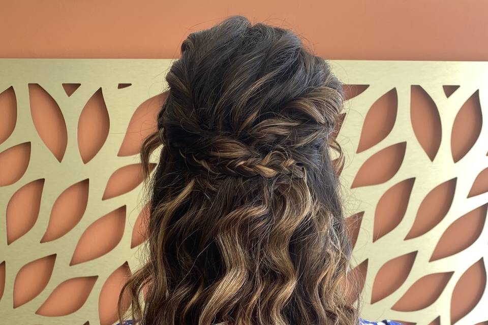 Coiffure bouclés semi attachee