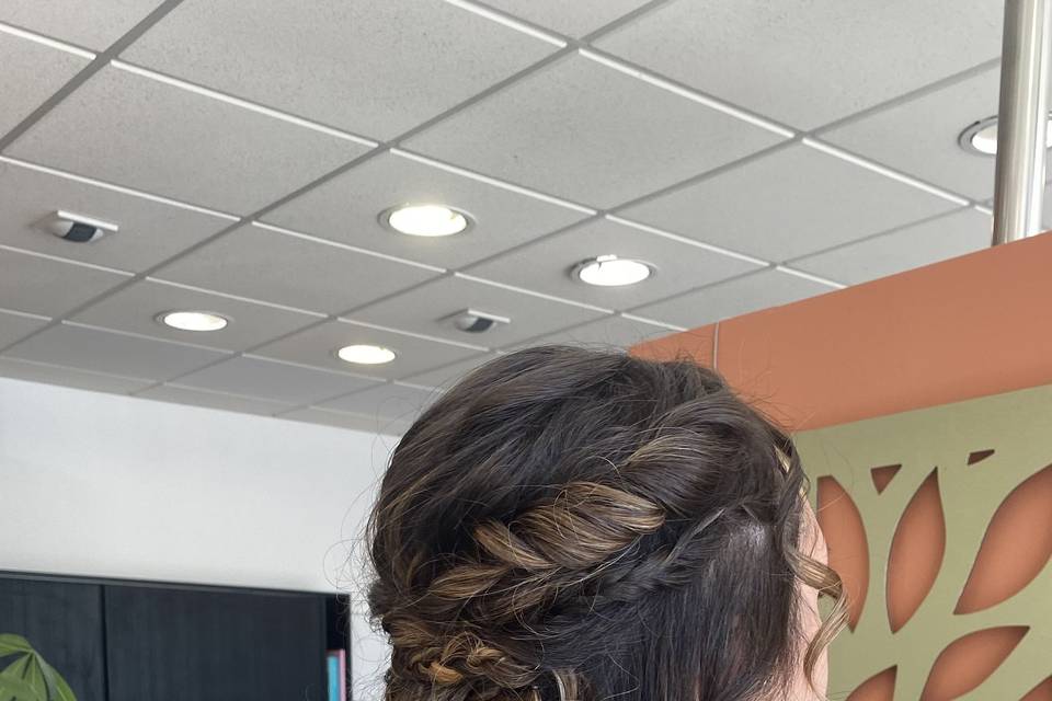 Coiffure bouclée semi attachée