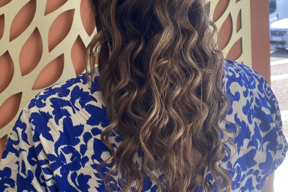 Coiffure bouclée semi attachée