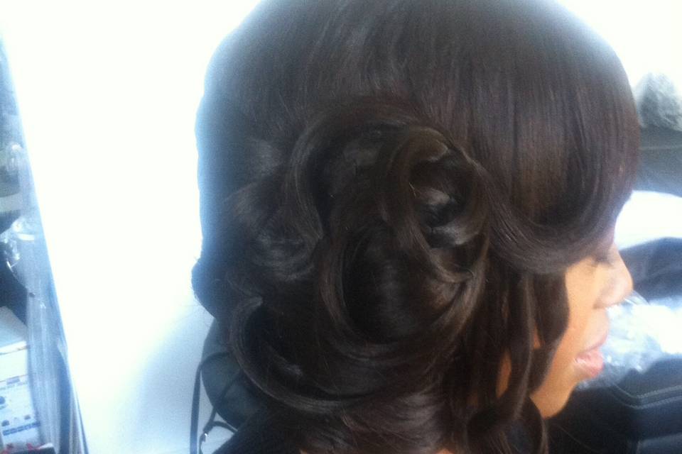 Chignon mariée côté bouclés