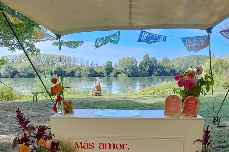 Bar au bord de l'eau