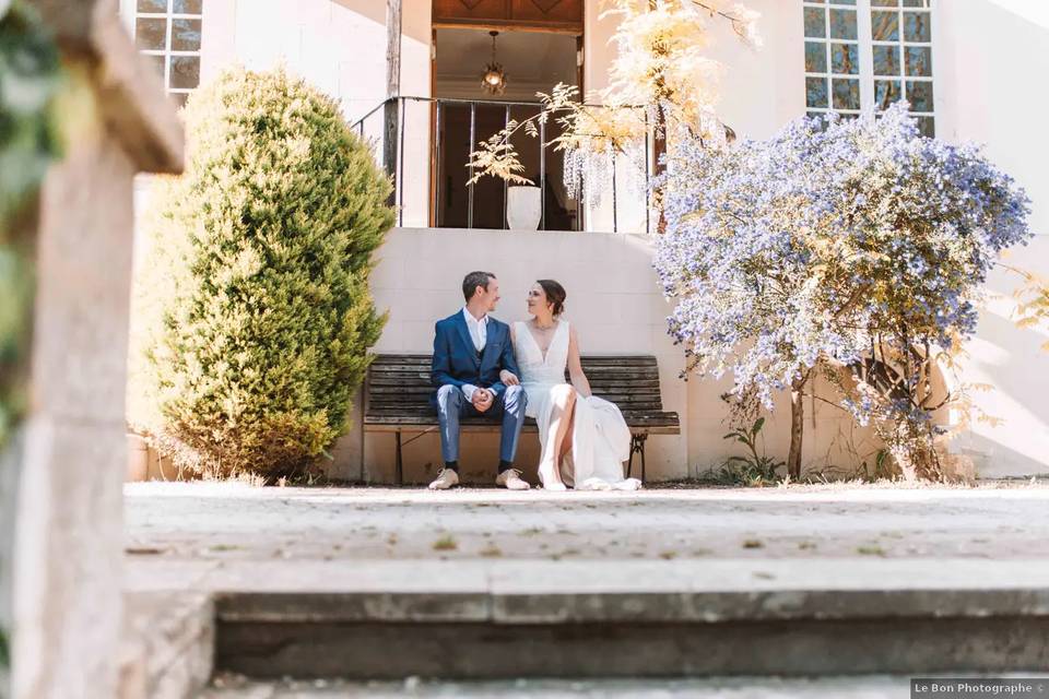 Couple au perron du Manoir