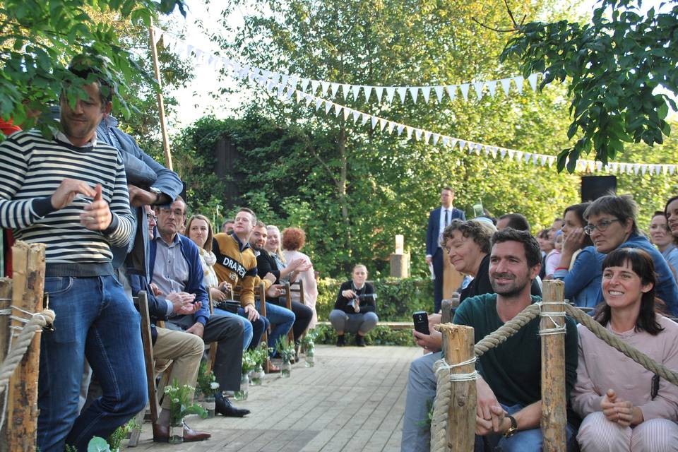 Cérémonie laïque dans le jardi