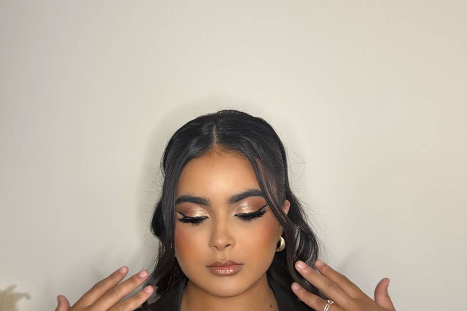Modèle maquillage chargé