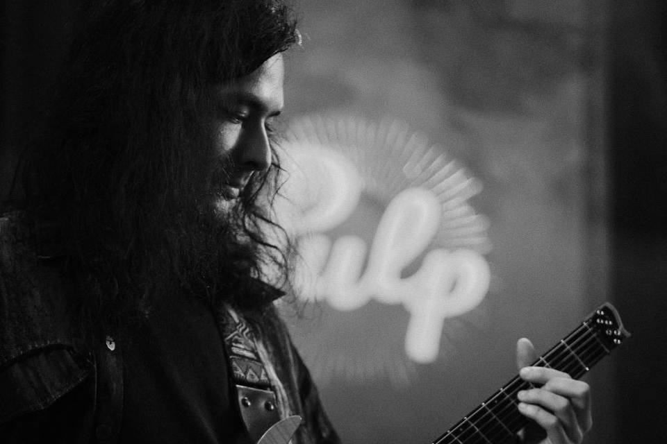 Hugo à la guitare