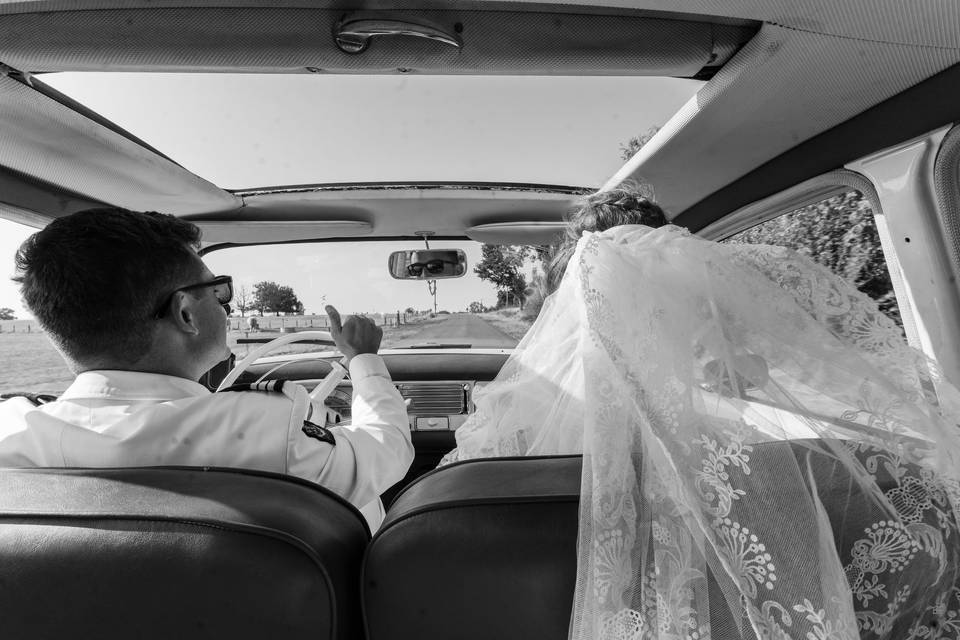 En voiture avec les mariés