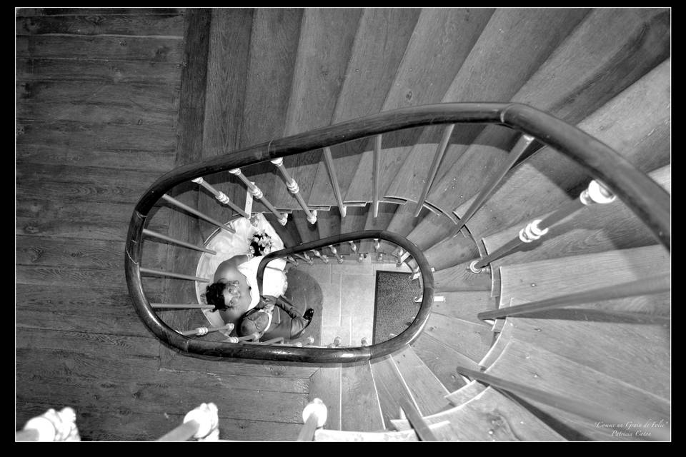 Dans l'escalier