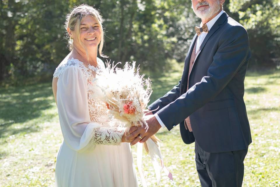 Couple au bord de la rivière