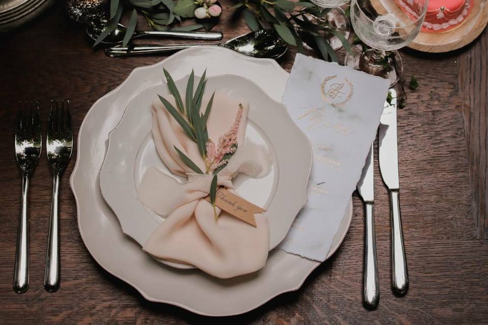 Table d'un mariage en forêt