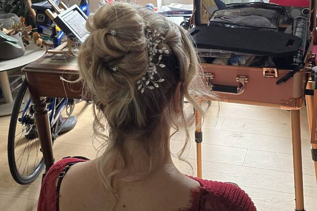Chignon haut décoiffé