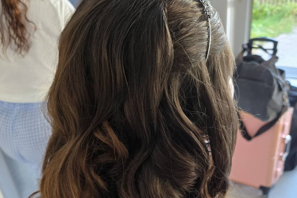 Cheveux détachés et couronne
