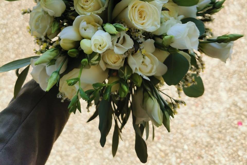 Bouquet blanche avec eucalyptu