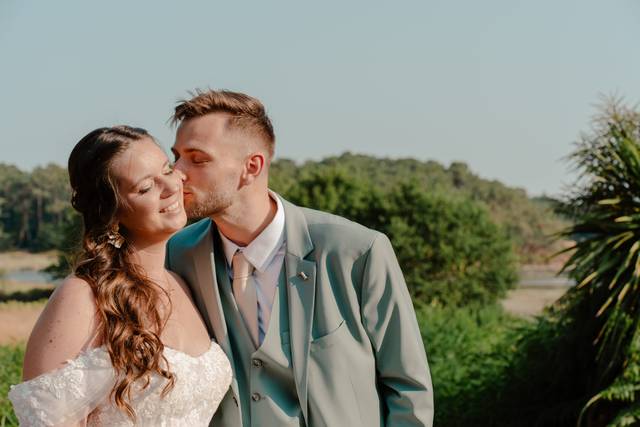 Couple de jeunes mariés