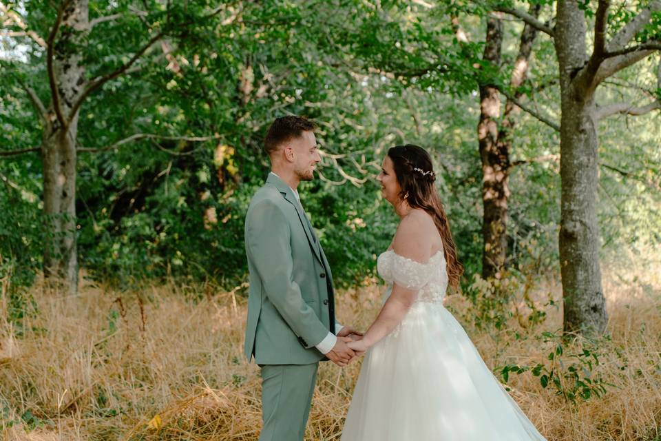 Couple de jeunes mariés