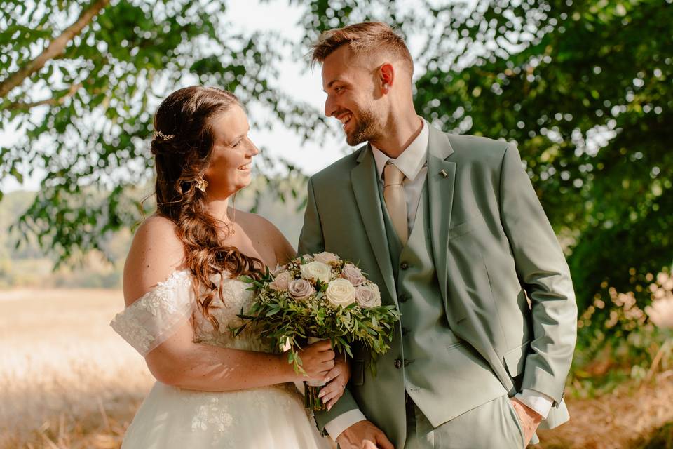 Couple de jeunes mariés