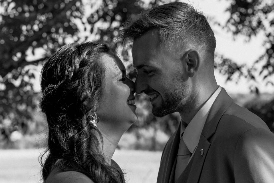 Couple de jeunes mariés