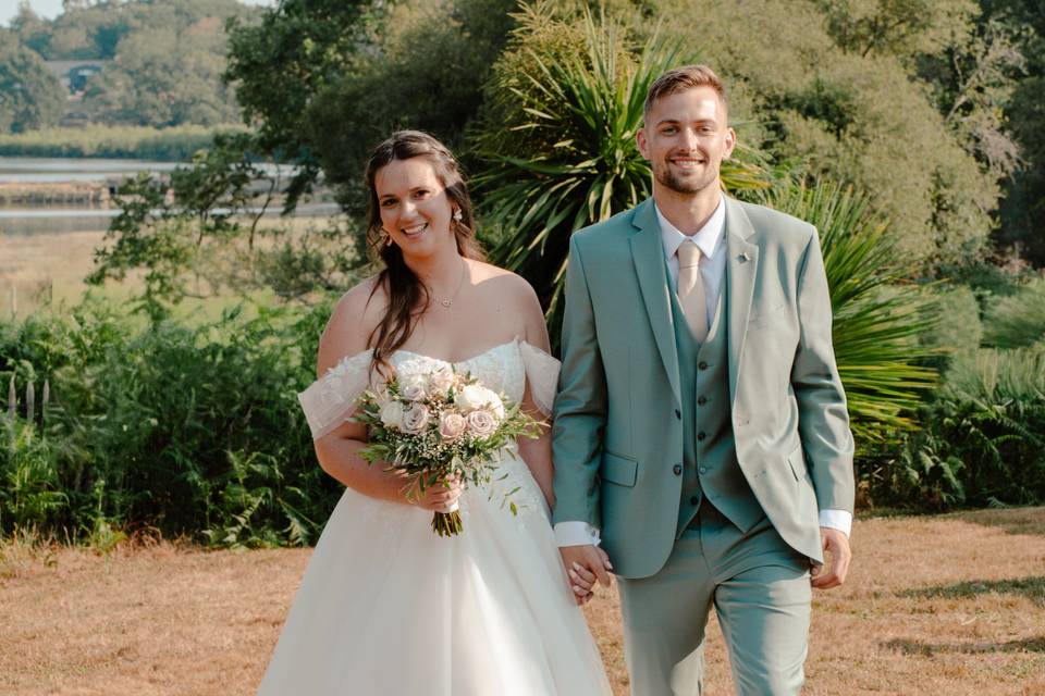 Couple de jeunes mariés