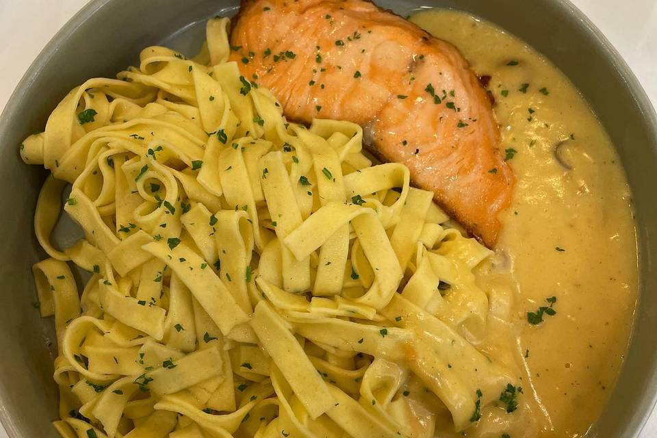 Pavé de saumon, tagliatelles fraîches et sauce crustacé