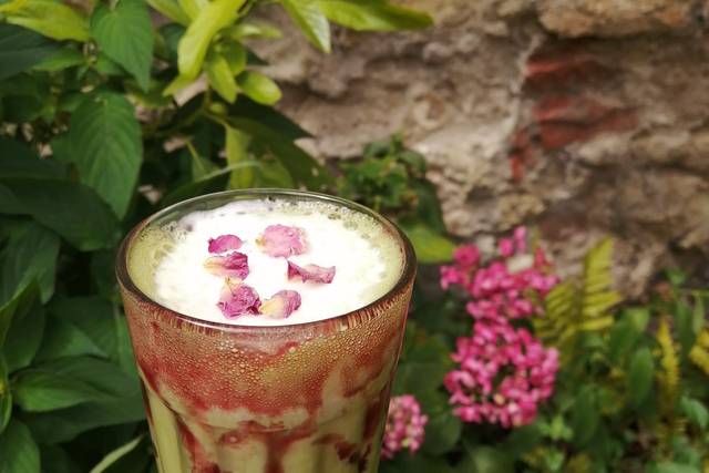 Matcha latte glacé cerise rose
