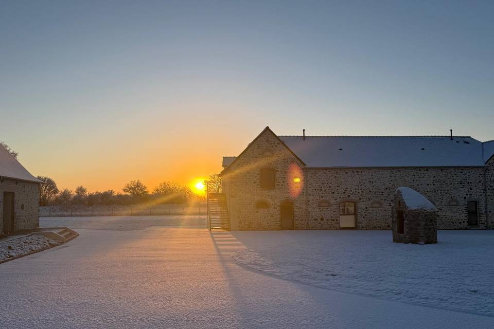 Le Pavillon soue la neige