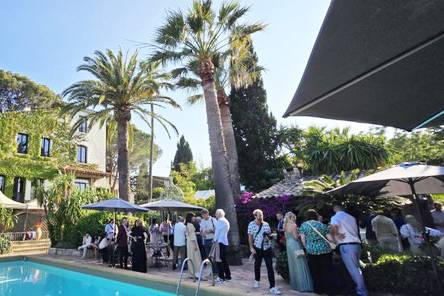 Cocktail au bord de la piscine