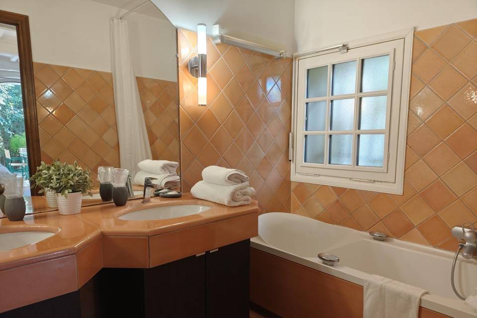 Salle de bain studio abricot