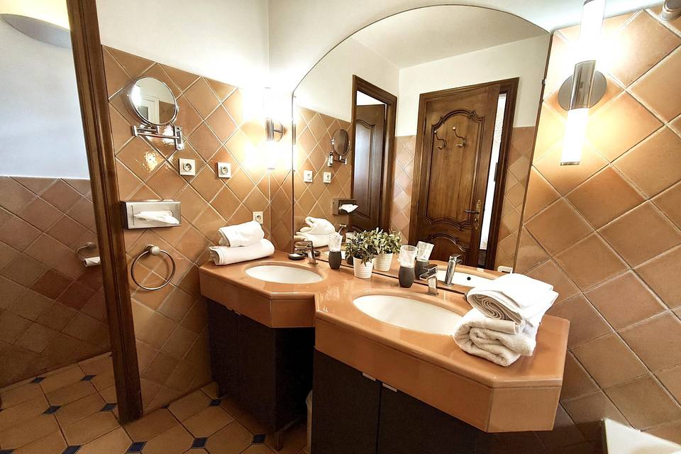Salle de bain studio abricot