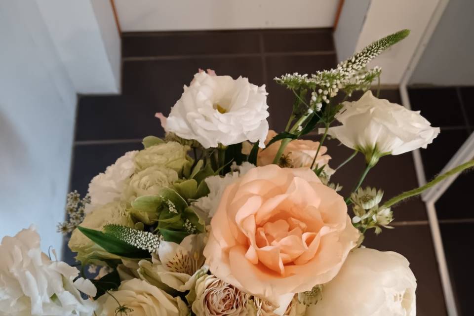 Bouquet de mariée blanc et pê