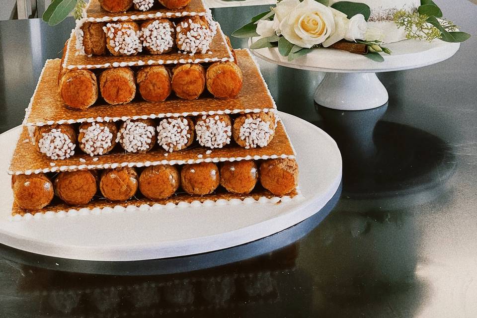 Ensemble naked cake et croquem