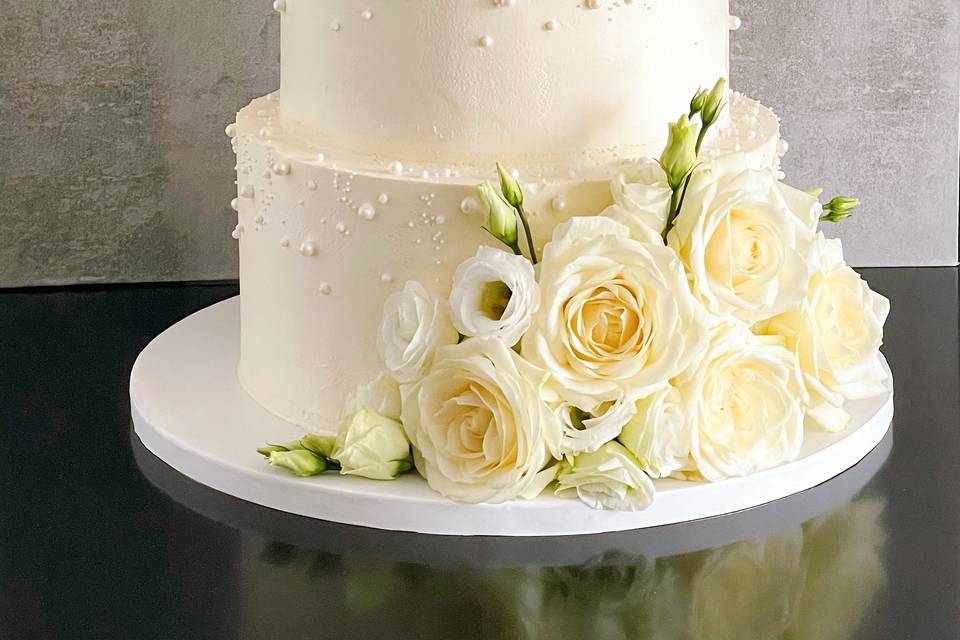 Wedding cake perles et fleurs
