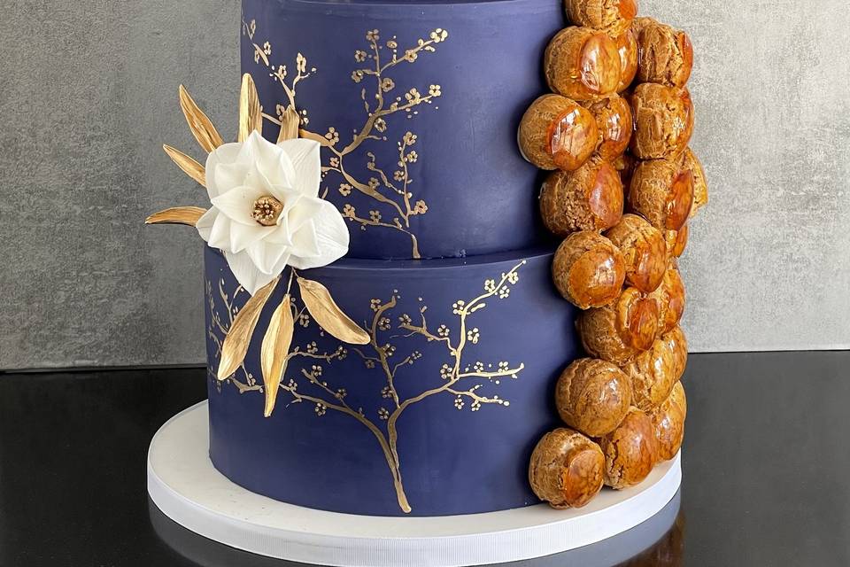 Wedding cake bleu et or