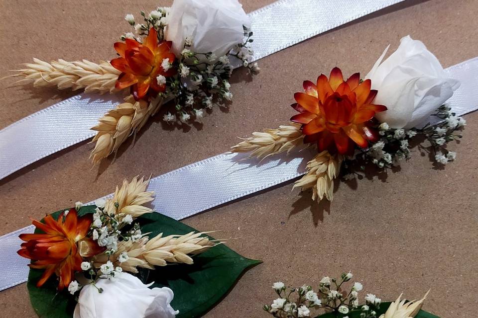 Bracelets et boutonnière séché