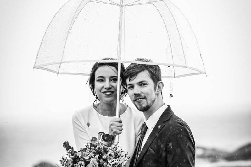 Séance couple sous la pluie