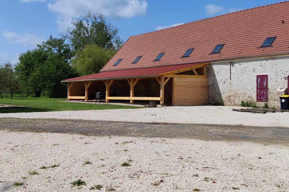 Préau et aire de stationnement