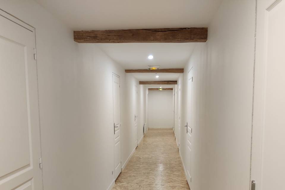 Couloir accès chambres