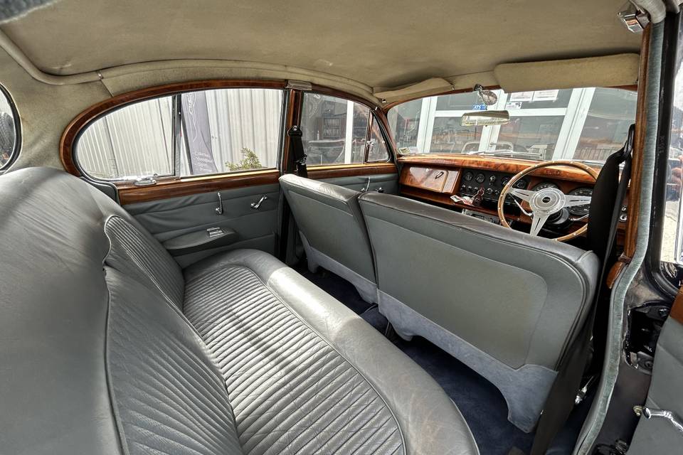 Daimler v8 250