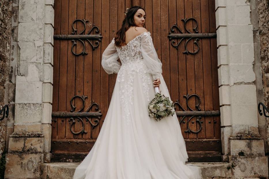 La mariée devant son église