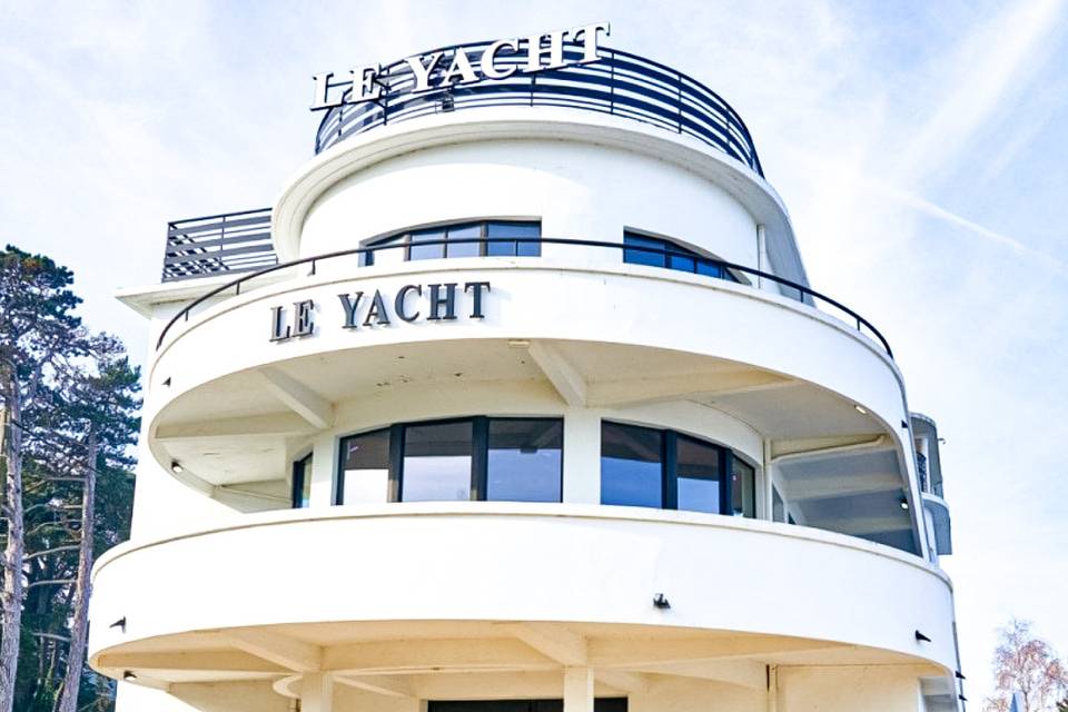 La façade du YACHT