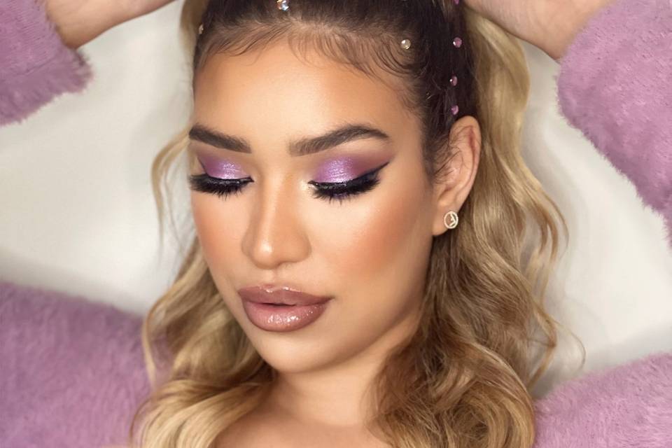 Makeup look violet