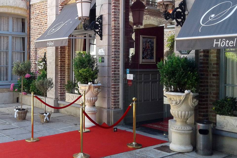 Entrée avec tapis rouge