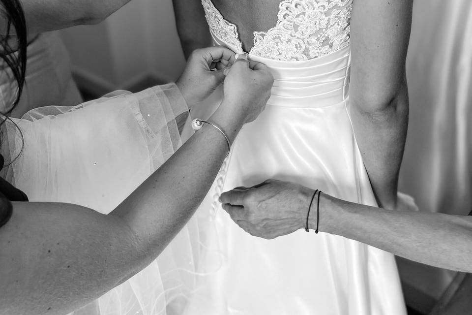 Fermeture de la robe de mariée