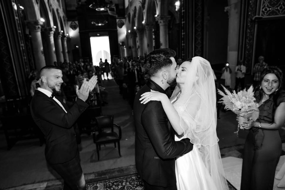 Bisous à l 'église mariage