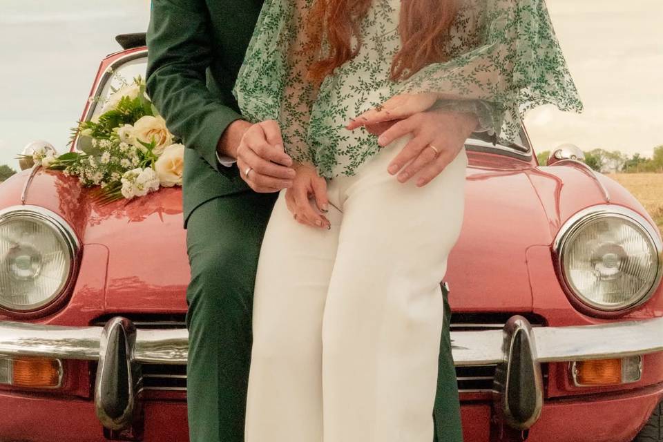 Pantalon, crop top et cape