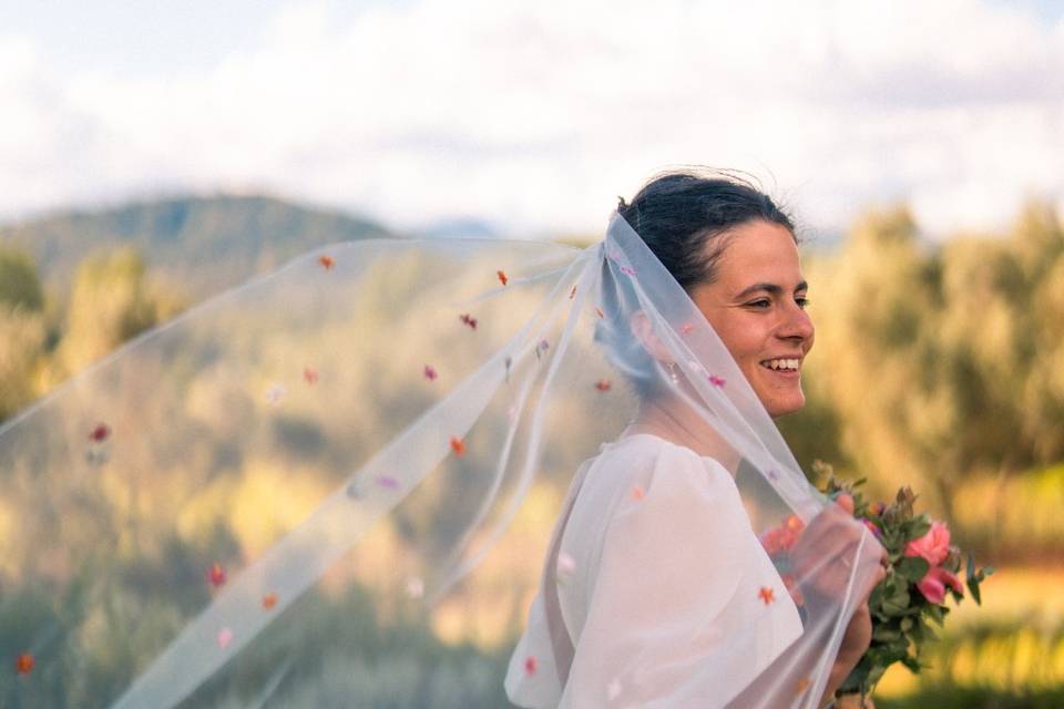 Voile fleuri brodé à la main